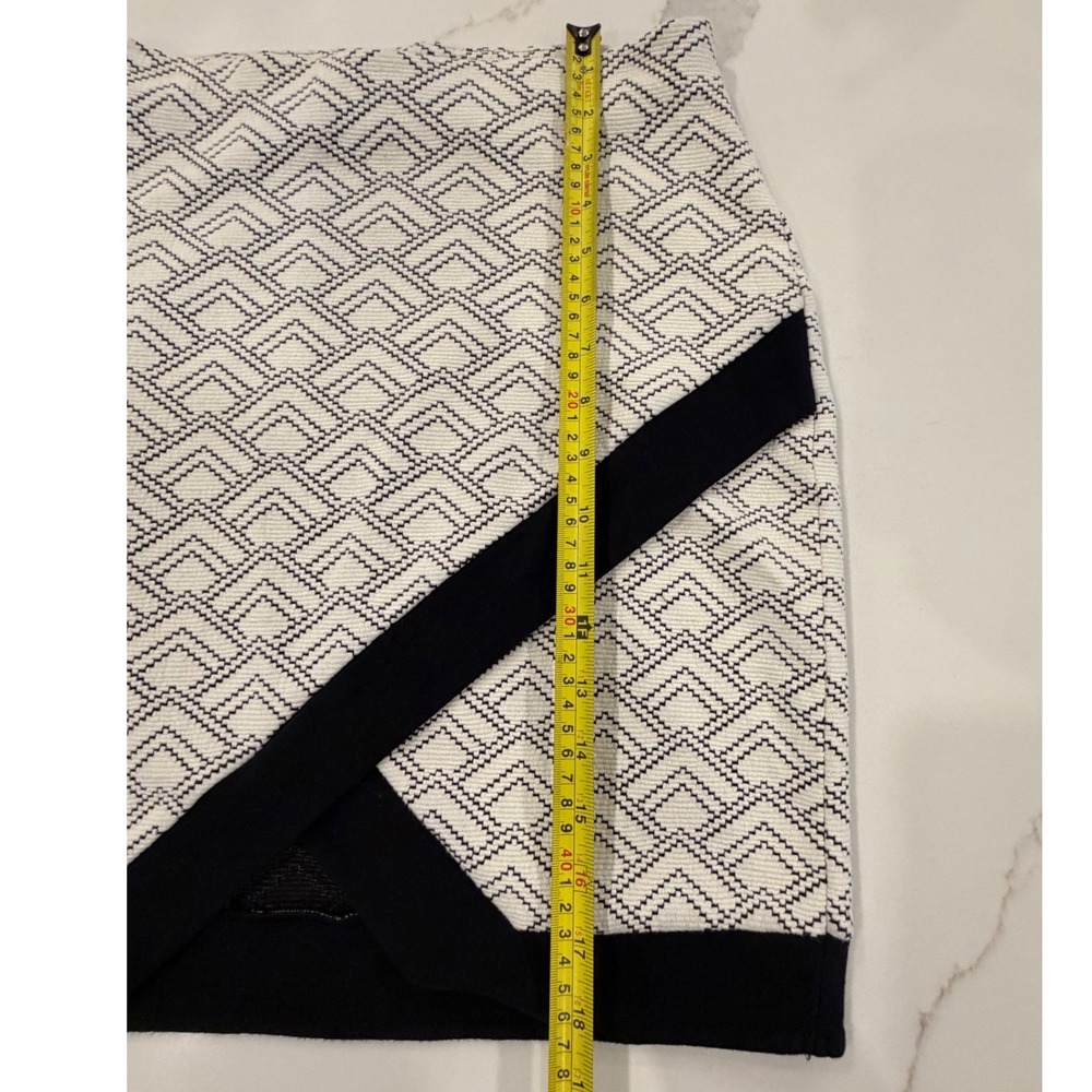 Express Black White Geometric Jacquard Tulip Wrap Mini Skirt Size 4 - Picture 4 of 9
